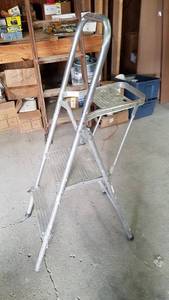 lot 154 image: Aluminum Step Stool