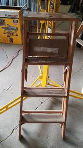 lot 155 image: 4 Wood Step Ladder