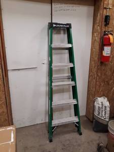 lot 181 image: Louisville 6 Fiberglass Step Ladder - 225 LB Capacity