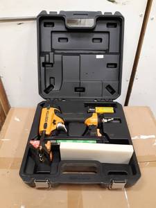 lot 189 image: Bostitch Pneumatic Stapler 18 Gauge w Staples