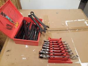 lot 194 image: Set of Standard Gear Wrench Flex Head Ratcheting Wrenches  Box of Assorted Black Wrenches