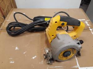 lot 196 image: DeWalt 4-38 Wet  Dry Masonry Saw - Works