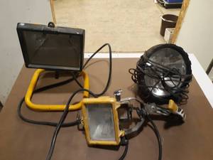 lot 304 image: Lot of 2 Halogen Work lights  12V Car Spotlight