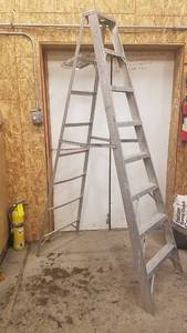lot 210 image: 8 Aluminum Step Ladder