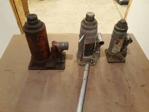 lot 380 image: Lot of 3 Bottle Jacks - 8 TON and 4 TON and Unknown