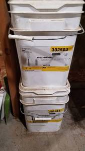 lot 390 image: 2 Buckets HPV 010B 10 Fasteners