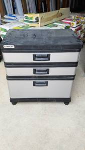 lot 419 image: Stanley 3 Drawer Plastic Cabinet