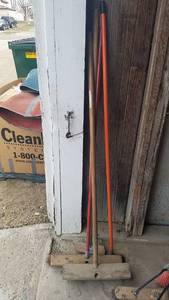 lot 128 image: Lot of Push Brooms