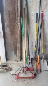 lot 129 image: Lot of Push Brooms