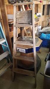 lot 150 image: 5 Wood Ladder