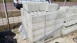 lot 129 image: Pallet of 96 Corner Hollow Core Cinder Blocks