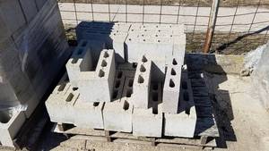 lot 130 image: Pallet of 30 4 Corner Cinder Blocks