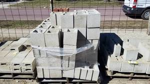 lot 131 image: Pallet of 34 Hollow Core 8 Square Blocks