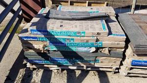 lot 2 image: 30 Bundles Certainteed Landmark Hunter Green Shingles  1 Pack of Ridge