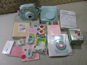 lot 2 image: Fugi Film Instax Mini 9 Instant Cam...