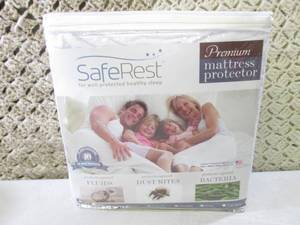 lot 21 image: SafeRest Premium Mattress Protector...