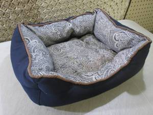 lot 38 image: 19 x 16 Pet Bed  CSB...