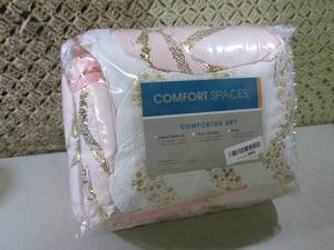 lot 59 image: Comfort Spaces Comforter Set TwinT...