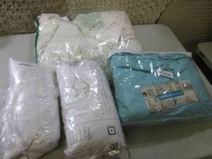 lot 76 image: Assorted Bedding  A-4...