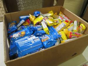 lot 204 image: Box Full of Assorted Snacks and Can...