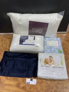 lot 27 image: King Sized Bedding and Pillow  Mixed Lot
