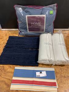 lot 28 image: FullQueen Quilt with 2 Feather Pillows and Pillow Covers