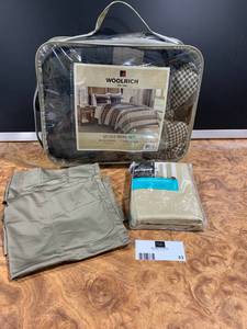lot 43 image: Woolrich Queen Bed Quilt with Pillow Cases and Curtains