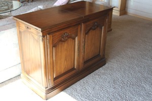 lot 5 image: Vintage Kindel Sideboard  Side Board Buffet Liquor Cabinet with Key