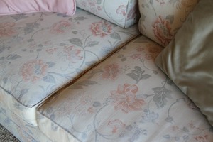 lot 56 image: Large Very Pretty Traditional Floral Couch