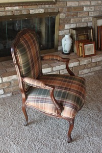 lot 11 image: Vintage Traditional Sherrill Furniture Carved  Accent Chair