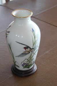 lot 13 image: Vintage Franklin Porcelain The Meadowland Bird Vase & Wood Base