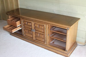 lot 25 image: Vintage Traditional  Retro () Entertainment Media Center with Pop-Up Lid & Sliding Doors