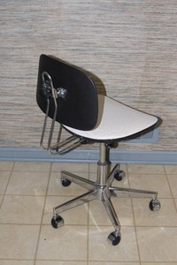 lot 47 image: Unique Mid Century Modern Mid Mod Vintage Rolling Desk  Office Type Chair