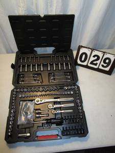 lot 29 image: Craftsman 137 pc Mechanics Tool Set