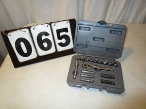 lot 65 image: Craftsman 17 pc Socket Wrench Set - Metric