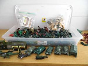 lot 98 image: Large Tote of Army Men w Accessories
