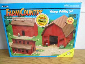 lot 6 image: Ertl Farm Country - Vintage Building Set
