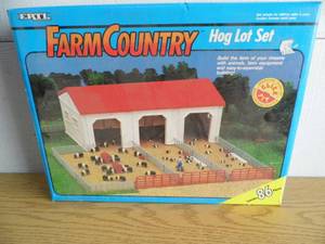 lot 7 image: Ertl Farm Country - Hog Lot Set