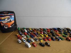 lot 9 image: HotWheels Carrier with Cars