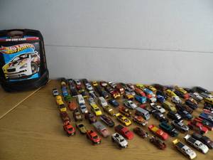 lot 10 image: HotWheels Carrier with Cars
