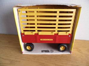 lot 11 image: Ertl Bale Throw Wagon