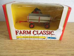 lot 28 image: Farm Classic Flare Box Wagon