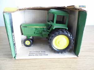 lot 30 image: John Deere Sound Idea Tractor