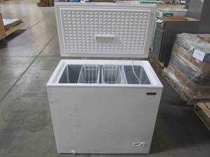 lot 204 image: Magic Chef View Product 7.0 cu. ft. Chest Freezer in White -4 HMCF7W4
