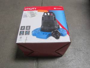 lot 815 image: Utilitech Plug-In Pool Cover Pump 148003