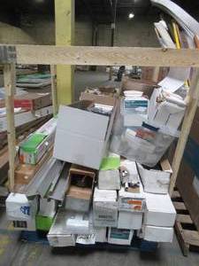 lot 115 image: MIXED WHOLESALE PALLET OF MISCELLANEOUS DECK FENCING MATERIALS.