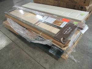 lot 121 image: MIXED WHOLESALE PALLET OF MISCELLANEOUS DOOR SLABS, BI-FOLD DOORS AND SHUTTERS