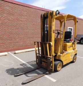 lot 15 image: 4000lb Hyster S40C Forklift