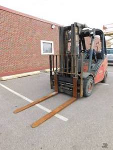 lot 6 image: 2005 Linde H30D 6000lb Forklift