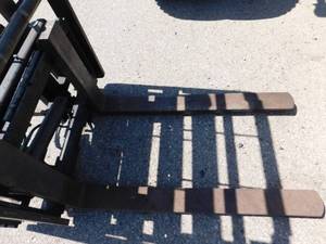 lot 29 image: Class II Side Shift Plate with Load Back Rest and 39 Forks
